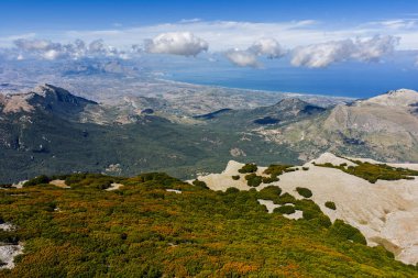 İtalya, Sicilya 'daki Madonie Dağları' ndaki Carbonara Dağı 'nın insansız hava aracı görüntüsü. Engebeli kireçtaşı sırtlarını, dağlık çayırları ve Tırren Denizi 'ni ortaya çıkarır. Battaglia Geçidi, Sicilya.