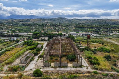 Sicilya, İtalya 'nın kuzeyinde büyüleyici bir Sicilya sahil kasabası olan Campofelice di Roccella' nın insansız hava aracı görüntüsü geleneksel tatil evleri, kıyı şeridi ve panoramik Tiren Denizi manzaralarını gösteriyor..
