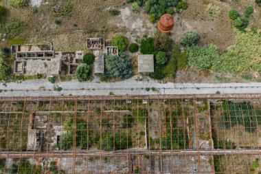 Sicilya, İtalya 'nın kuzeyinde büyüleyici bir Sicilya sahil kasabası olan Campofelice di Roccella' nın insansız hava aracı görüntüsü geleneksel tatil evleri, kıyı şeridi ve panoramik Tiren Denizi manzaralarını gösteriyor..