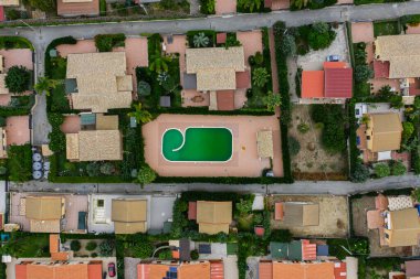 Sicilya, İtalya 'nın kuzeyinde büyüleyici bir Sicilya sahil kasabası olan Campofelice di Roccella' nın insansız hava aracı görüntüsü geleneksel tatil evleri, kıyı şeridi ve panoramik Tiren Denizi manzaralarını gösteriyor..