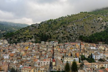 Günbatımında Collesano Sicilya dağ kasabasının hava aracı görüntüsü Bazilica San Pietro kilisesi ve Sicilya, İtalya 'daki Madonie Dağları' ndaki tarihi taş sokaklar. Sicilya 'daki eski dağ kasabası.