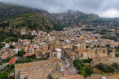 Günbatımında Collesano Sicilya dağ kasabasının hava aracı görüntüsü Bazilica San Pietro kilisesi ve Sicilya, İtalya 'daki Madonie Dağları' ndaki tarihi taş sokaklar. Sicilya 'daki eski dağ kasabası.