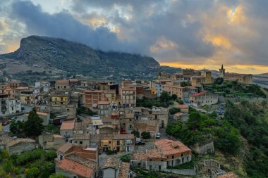 Günbatımında Collesano Sicilya dağ kasabasının hava aracı görüntüsü Bazilica San Pietro kilisesi ve Sicilya, İtalya 'daki Madonie Dağları' ndaki tarihi taş sokaklar. Sicilya 'daki eski dağ kasabası.