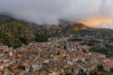 Günbatımında Collesano Sicilya dağ kasabasının hava aracı görüntüsü Bazilica San Pietro kilisesi ve Sicilya, İtalya 'daki Madonie Dağları' ndaki tarihi taş sokaklar. Sicilya 'daki eski dağ kasabası.