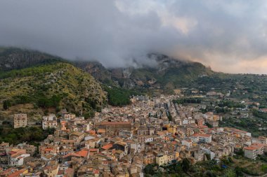 Günbatımında Collesano Sicilya dağ kasabasının hava aracı görüntüsü Bazilica San Pietro kilisesi ve Sicilya, İtalya 'daki Madonie Dağları' ndaki tarihi taş sokaklar. Sicilya 'daki eski dağ kasabası.