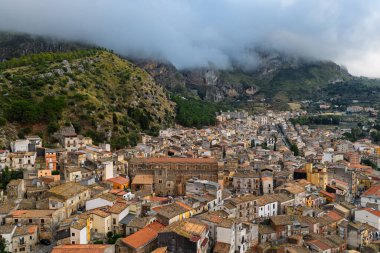 Günbatımında Collesano Sicilya dağ kasabasının hava aracı görüntüsü Bazilica San Pietro kilisesi ve Sicilya, İtalya 'daki Madonie Dağları' ndaki tarihi taş sokaklar. Sicilya 'daki eski dağ kasabası.