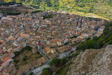 İtalya 'nın Palermo kentindeki tarihi Sicilya dağ kasabası Caltavuturo' nun insansız hava aracı görüntüsü, ortaçağ şatosu, engebeli uçurumları ve Madonie Dağları manzarası..