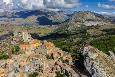 Sicilya 'daki Sicilya' nın küçük tarihi bir dağ kasabası olan Sclafani Bagni 'nin hava aracı görüntüsü Caltavuturo' nun panoramik manzaralı ve engebeli Madonie Dağları, Sicilya, İtalya 'daki bir alışveriş merkezi..
