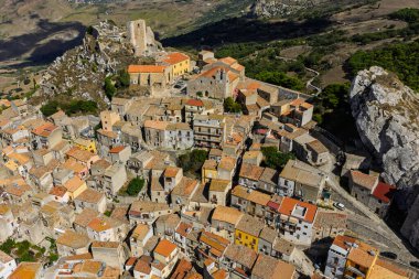 Sicilya 'daki Sicilya' nın küçük tarihi bir dağ kasabası olan Sclafani Bagni 'nin hava aracı görüntüsü Caltavuturo' nun panoramik manzaralı ve engebeli Madonie Dağları, Sicilya, İtalya 'daki bir alışveriş merkezi..