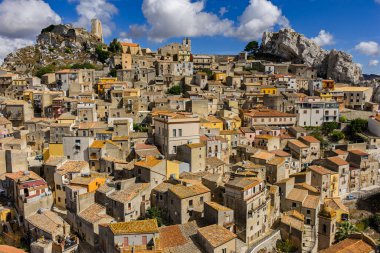 Sicilya 'daki Sicilya' nın küçük tarihi bir dağ kasabası olan Sclafani Bagni 'nin hava aracı görüntüsü Caltavuturo' nun panoramik manzaralı ve engebeli Madonie Dağları, Sicilya, İtalya 'daki bir alışveriş merkezi..