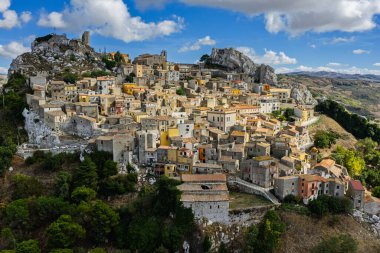 Sicilya 'daki Sicilya' nın küçük tarihi bir dağ kasabası olan Sclafani Bagni 'nin hava aracı görüntüsü Caltavuturo' nun panoramik manzaralı ve engebeli Madonie Dağları, Sicilya, İtalya 'daki bir alışveriş merkezi..