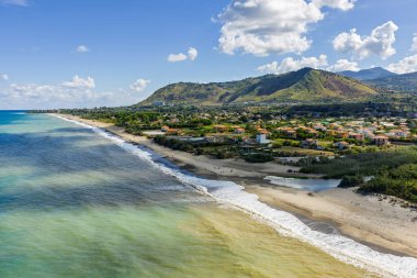  Lascari Sahili 'nin hava aracı görüntüsü, İtalya' nın kuzeyindeki Madonie Dağları yakınlarındaki manzaralı bir kıyı bölgesi, altın kum, turkuaz Tyrhenian Denizi suları ve huzurlu bir Akdeniz manzarası..