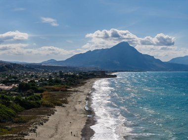  Lascari Sahili 'nin hava aracı görüntüsü, İtalya' nın kuzeyindeki Madonie Dağları yakınlarındaki manzaralı bir kıyı bölgesi, altın kum, turkuaz Tyrhenian Denizi suları ve huzurlu bir Akdeniz manzarası..