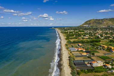  Lascari Sahili 'nin hava aracı görüntüsü, İtalya' nın kuzeyindeki Madonie Dağları yakınlarındaki manzaralı bir kıyı bölgesi, altın kum, turkuaz Tyrhenian Denizi suları ve huzurlu bir Akdeniz manzarası..