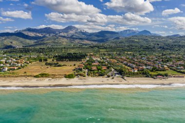  Lascari Sahili 'nin hava aracı görüntüsü, İtalya' nın kuzeyindeki Madonie Dağları yakınlarındaki manzaralı bir kıyı bölgesi, altın kum, turkuaz Tyrhenian Denizi suları ve huzurlu bir Akdeniz manzarası..