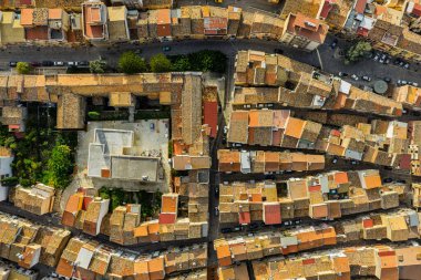 Günbatımında Collesano Sicilya dağ kasabasının hava aracı görüntüsü Bazilica San Pietro kilisesi ve Sicilya, İtalya 'daki Madonie Dağları' ndaki tarihi taş sokaklar. Sicilya 'daki eski dağ kasabası.