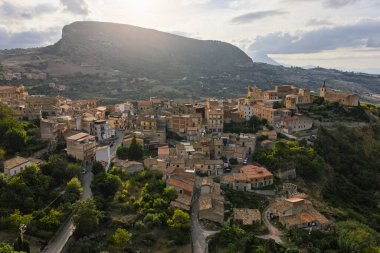 Günbatımında Collesano Sicilya dağ kasabasının hava aracı görüntüsü Bazilica San Pietro kilisesi ve Sicilya, İtalya 'daki Madonie Dağları' ndaki tarihi taş sokaklar. Sicilya 'daki eski dağ kasabası.