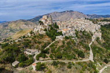 Petralia Soprana 'nın insansız hava aracı görüntüsü, Madonie Dağları' nın panoramik manzaralı tarihi Sicilya kasabası, Petralia Soprana ünlü Loreto Kilisesi, Sicilya, İtalya.