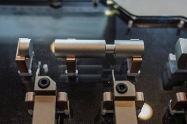 Kaplamalı karpit kesme aletleri mekanik bağlanma ile. Torna tezgahı için ekipman. Metal kesme ekipmanları. CNC araçları için iplik, kesme ve kanal kalıpları. 