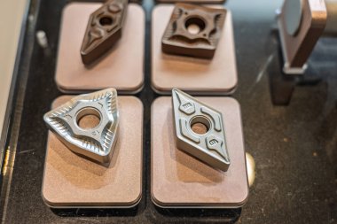 Kaplamalı karpit kesme aletleri mekanik bağlanma ile. Torna tezgahı için ekipman. Metal kesme ekipmanları. CNC araçları için iplik, kesme ve kanal kalıpları. 