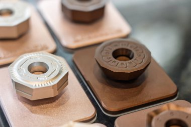 Yüz değirmenciliği düz kare karpit ucu değirmeni aletleri. CNC makinesi için kesici. CNC dönüşleri ve değirmen makineleri için kesme aracı. Değirmen makası türleri. Değirmen makası tabakları.