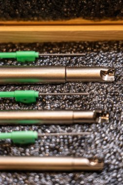 Kaplamalı karpit kesme aletleri mekanik bağlanma ile. Torna tezgahı için ekipman. Metal kesme ekipmanları. CNC araçları için iplik, kesme ve kanal kalıpları. 