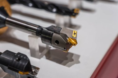 Kaplamalı karpit kesme aletleri mekanik bağlanma ile. Torna tezgahı için ekipman. Metal kesme ekipmanları. CNC araçları için iplik, kesme ve kanal kalıpları. 