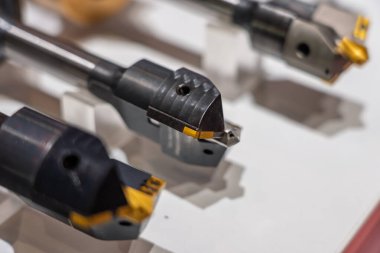 Kaplamalı karpit kesme aletleri mekanik bağlanma ile. Torna tezgahı için ekipman. Metal kesme ekipmanları. CNC araçları için iplik, kesme ve kanal kalıpları. 