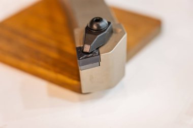 Kaplamalı karpit kesme aletleri mekanik bağlanma ile. Torna tezgahı için ekipman. Metal kesme ekipmanları. CNC araçları için iplik, kesme ve kanal kalıpları. 