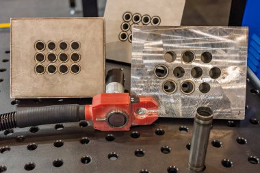 Robot çeliği kaynak yapar. Kaynak kafa. Kaynak robotu. CNC kaynaklama. Kaynak işleminin robotlaştırılması ve otomasyonu. Robot kaynak çeliği. Endüstriyel kaynak robotu ve metal parçalarıyla çalışıyor.