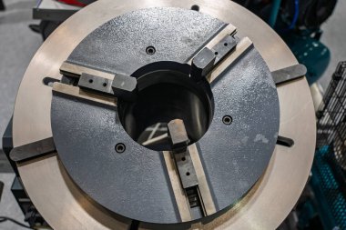 Büyük torna tezgahı. Torna ve büyük Chuck. CNC makinelerindeki kısmi klempleme sistemleri. Parçaları kıskaçlamak için ahlak masası. Yuvarlak parçaları klemplemek için tutucu.