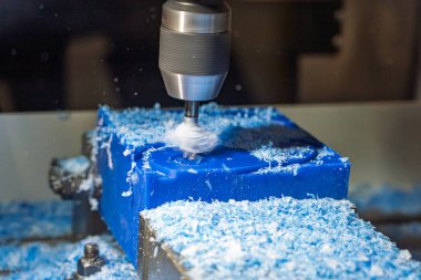 Metal çalışan CNC soğutuculu değirmen makinesi. Bir parça plastik öğütüyorum. Endüstriyel metal kesme işlemi. Değirmen aracı CNC değirmen makinesinde çalışır.