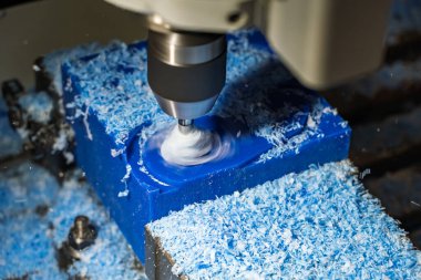 Metal çalışan CNC soğutuculu değirmen makinesi. Bir parça plastik öğütüyorum. Endüstriyel metal kesme işlemi. Değirmen aracı CNC değirmen makinesinde çalışır.