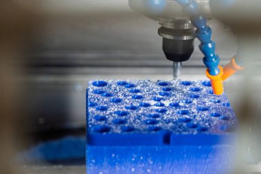 Metal çalışan CNC soğutuculu değirmen makinesi. Bir parça plastik öğütüyorum. Endüstriyel metal kesme işlemi. Değirmen aracı CNC değirmen makinesinde çalışır.