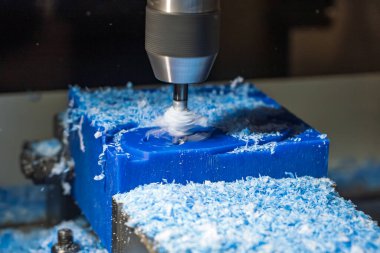 Metal çalışan CNC soğutuculu değirmen makinesi. Bir parça plastik öğütüyorum. Endüstriyel metal kesme işlemi. Değirmen aracı CNC değirmen makinesinde çalışır.