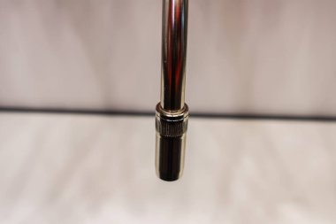 Robot çeliği kaynak yapar. Kaynak kafa. Kaynak robotu. CNC kaynaklama. Kaynak işleminin robotlaştırılması ve otomasyonu. Robot kaynak çeliği. Endüstriyel kaynak robotu ve metal parçalarıyla çalışıyor.