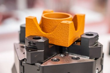 Büyük torna tezgahı. Torna ve büyük Chuck. CNC makinelerindeki kısmi klempleme sistemleri. Parçaları kıskaçlamak için ahlak masası. Yuvarlak parçaları klemplemek için tutucu.