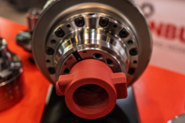 Büyük torna tezgahı. Torna ve büyük Chuck. CNC makinelerindeki kısmi klempleme sistemleri. Parçaları kıskaçlamak için ahlak masası. Yuvarlak parçaları klemplemek için tutucu.