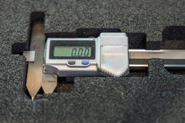 Bir mekanik fabrikasında yüksek hassasiyetli ölçüm aletleri, kalibre, mikrometre. Makine mühendisliği ve cnc makinelerinde detayların kalite güvencesi için ölçüm aracı.