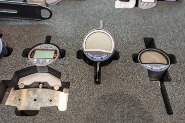 Bir mekanik fabrikasında yüksek hassasiyetli ölçüm aletleri, kalibre, mikrometre. Makine mühendisliği ve cnc makinelerinde detayların kalite güvencesi için ölçüm aracı.