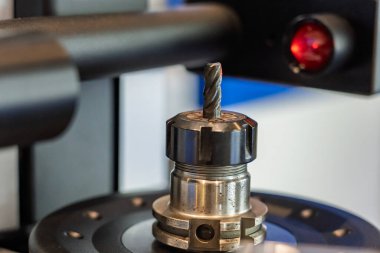 Laser CNC araç ölçüm makinesi makine kesme araçları, atölyeler ve endüstriyel imalat ortamlarında kullanılan hassas ekipman uzunluk ve çapını doğru bir şekilde ölçer.