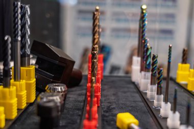 Düz ya da kare karpit son değirmeni aletleri. CNC dönüşleri ve değirmen makineleri için kesme aracı. Torna ve değirmen makinelerinde makine yapmak için aletler. Sayısal makinelerdeki makineler için değirmenlerin sonu