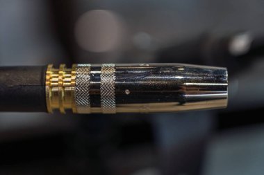 Robot çeliği kaynak yapar. Kaynak kafa. Kaynak robotu. CNC kaynaklama. Kaynak işleminin robotlaştırılması ve otomasyonu. Robot kaynak çeliği. Endüstriyel kaynak robotu ve metal parçalarıyla çalışıyor.