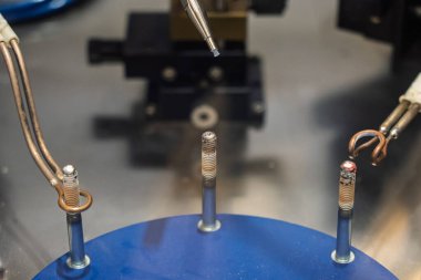 İndüksiyon sertleştirici yüzey sertleşmesi. Metal kısmı indüksiyon ısıtılıp söndürülüyor. Söndürülmüş metal. İndüksiyon ısıtma işlemi. Elektromanyetik indüksiyon. Çeliğin yüzeyi sertleşiyor..