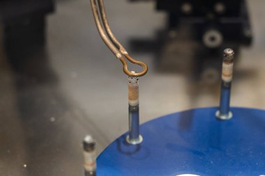 İndüksiyon sertleştirici yüzey sertleşmesi. Metal kısmı indüksiyon ısıtılıp söndürülüyor. Söndürülmüş metal. İndüksiyon ısıtma işlemi. Elektromanyetik indüksiyon. Çeliğin yüzeyi sertleşiyor..