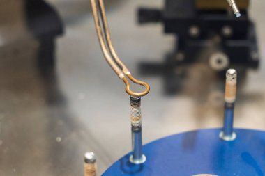 İndüksiyon sertleştirici yüzey sertleşmesi. Metal kısmı indüksiyon ısıtılıp söndürülüyor. Söndürülmüş metal. İndüksiyon ısıtma işlemi. Elektromanyetik indüksiyon. Çeliğin yüzeyi sertleşiyor..