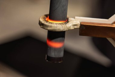 İndüksiyon sertleştirici yüzey sertleşmesi. Metal kısmı indüksiyon ısıtılıp söndürülüyor. Söndürülmüş metal. İndüksiyon ısıtma işlemi. Elektromanyetik indüksiyon. Çeliğin yüzeyi sertleşiyor..