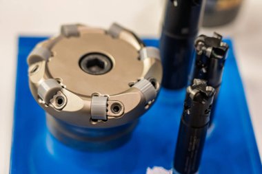 Yüz değirmenciliği düz kare karpit ucu değirmeni aletleri. CNC makinesi için kesici. CNC dönüşleri ve değirmen makineleri için kesme aracı. Değirmen makası türleri. Değirmen makası tabakları.