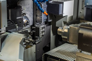 Cnc makinesi. CNC torna makinesi ya da dönme makinesi. Aletler ve Chuck ile sayısal kontrol makinesi çevirmek. Bir CNC makinesinin iç görüntüsü. CNC Torna İç mimarisi. 