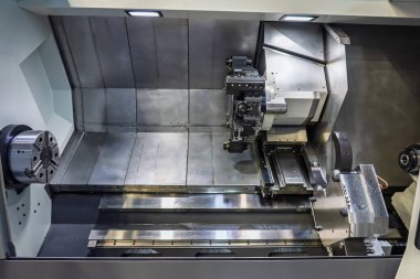 Cnc makinesi. CNC torna makinesi ya da dönme makinesi. Aletler ve Chuck ile sayısal kontrol makinesi çevirmek. Bir CNC makinesinin iç görüntüsü. CNC Torna İç mimarisi. 